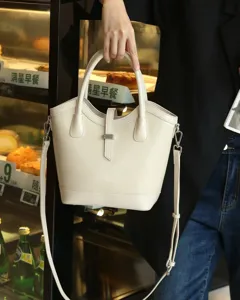 Bolso cubo de cuero genuino de alta calidad, elegante bolso cruzado color crema.