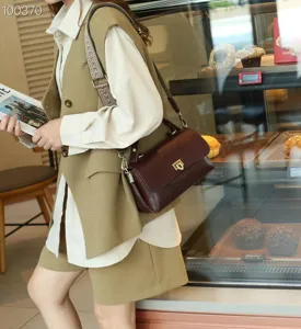Retro plantaardig gelooide lederen schoudertas met kleurrijke riem, casual crossbodytas voor dames.