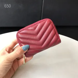 Monetina e porta carte in pelle trapuntata con chiusura a zip e design chevron elegante.