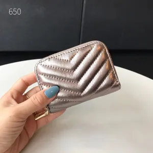 Dettaglio in primo piano di portafoglio porta carte trapuntato metallico con pratica zip