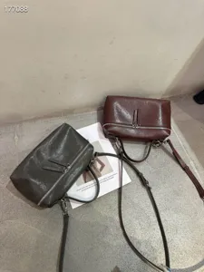 Λεπτομερης οψη απο δερματινες τσαντες ωμου σε σκουρο γκρι και καφε χρωμα, ποιοτικες.