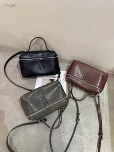 Λεπτομερής όψη κομψής δερμάτινης τσάντας χειρός lunch box και χιαστί τσάντας σε διάφορα χρώματα.