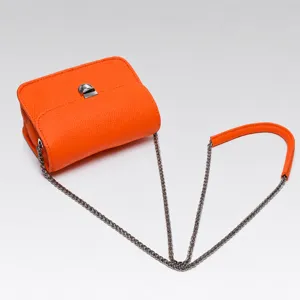 Bolso bandolera de piel naranja con correa de cadena y cierre metálico. Elegante bolso de mano.