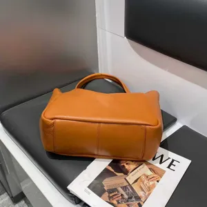 Stylish women soft leather shoulder tote bag large capacity casual handbag for daily commute.