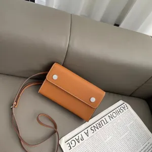 Braune Leder Umhängetasche Handytasche minimalistische kleine Quadrat Tasche Detail