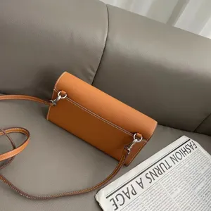 Detailaufnahme einer hochwertigen Leder Umhängetasche mit Metallbeschlägen im Detail.