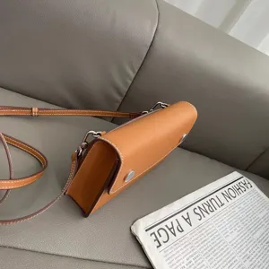 Detailaufnahme der braunen Leder Umhängetasche, minimalistische Box Crossbody Tasche.