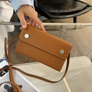 Minimalistische Umhängetasche aus Echtem Rindsleder Vintage Kleine Quadratische Crossbody Tasche Damen Klappe Metallschnalle Handtasche