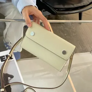 Minimalistische Leder Umhängetasche, hochwertiges strukturiertes Rindsleder mit Metallverschluss.
