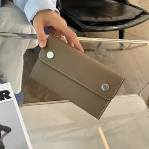 Elegante Leder Handtasche für Damen, minimalistische Brieftasche mit Druckknopfverschluss.