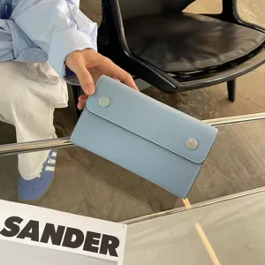 Hellblaue Handy Umhaengetasche aus Leder, minimalistische Geldboerse mit Druckknoepfen