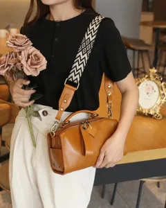 Genuine leather vintage Boston bag detail, premium cowhide crossbody purse with wide strap.
