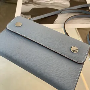 Hellblaue Leder Umhängetasche für Handys im Detail, mit schlichtem Klappendesign.