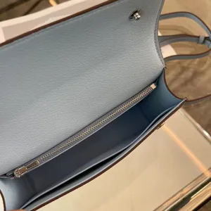 Innendetail der Leder Umhängetasche mit blauer Rindslederstruktur, Silberreißverschluss und Klappe.