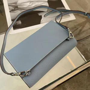 Hellblaue Umhängetasche aus Leder, Palmkorn-Leder mit eleganten Metalldetails für Damen.