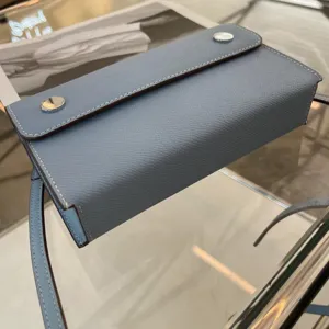 Schicke hellblaue Leder Umhängetasche Box Bag mit silbernen Metallknöpfen und Kontrastnaht.