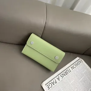 Elegante hellgrüne Leder Umhängetasche Handy Tasche mit Druckknöpfen für Damen im Alltag.
