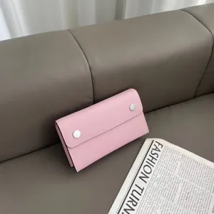 Rosa Handytasche Detailaufnahme aus echtem Leder mit Klappe und praktischen Druckknöpfen.