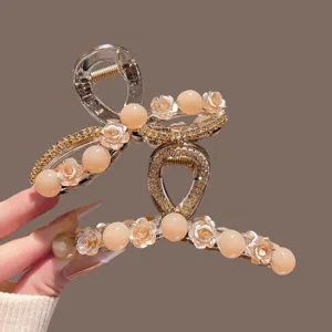 Elegant floral hair claw clip with pearls and rhinestones for daily elegant hairstyle.
