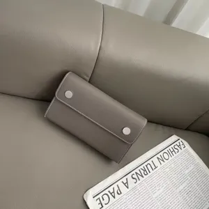 Detailansicht der echten Leder Handytasche mit praktischem Druckknopfverschluss.