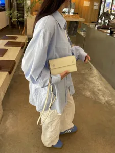 Detailaufnahme der minimalistischen Echtleder Umhängetasche, schicke Handytasche im Retro.