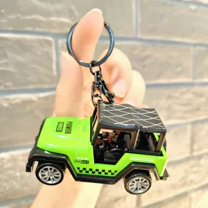 Vista detallada del llavero de juguete mini jeep, colgante de coche verde con anillo de metal.