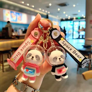Detailansicht des Astronauten Panda Schlüsselanhängers mit dem Space Bär Anhänger.