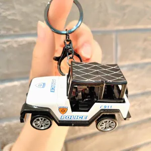 Vista detallada de un mini llavero de coche de policía jeep, regalo de juguete perfecto.