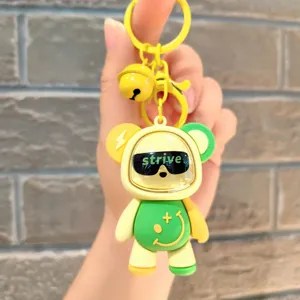 Nahaufnahmedetails des kreativen Cartoon leuchtenden kleinen Bären Schlüsselanhängers.