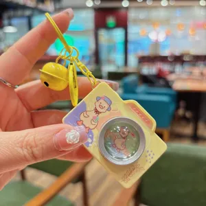 Schattige cartoon camera sleutelhanger met eend hanger, oplichtende tas bedel, gele vintage stijl.