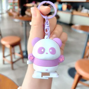 Nahaufnahme des süßen lila Panda Schlüsselanhängers mit feinem Detail und niedlichem Design.