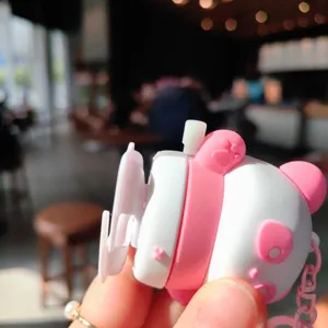 Nahaufnahme Detailansicht des süßen pink-weißen Panda-Schlüsselanhängers mit mechanischem Aufzieher.