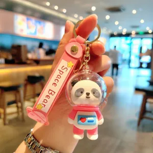 Nahaufnahme des süßen Weltraum-Panda-Astronauten-Schlüsselanhängers mit rosa Gurt.