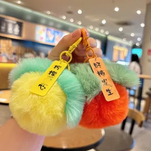 Detalle de llavero de peluche de fruta creativo, lindo colgante de limón y caqui.