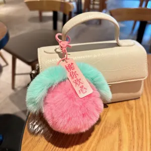 Llavero de felpa con fruta adorable esponjoso rosa y verde colgante de bolso para llaves.