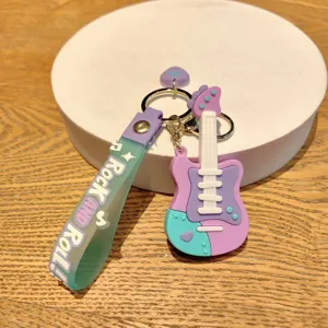 Creatieve gitaar PVC sleutelhanger detail met schattige muziek hanger en rock band.