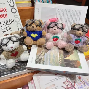 Porte-clés ours en peluche mignon avec lunettes de soleil et pull, pendentif idéal pour sac à dos.