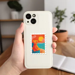 Close-up detail van witte lederen telefoonhoesje met schattige beren postzegel sticker.