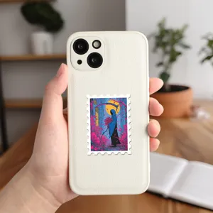 Primer plano detallado de una pegatina de sello de parca gótica en funda de teléfono.