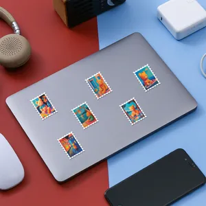 Gedetailleerd uitzicht van kleurrijke teddybeer postzegel stickers op laptop oppervlak.