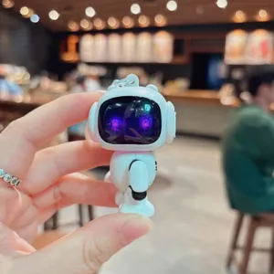 Primer plano detallado del llavero robot LED con visera brillante y tamaño compacto portátil.