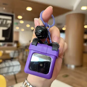 Primer plano detallado del llavero portátil morado con un mini espejo y bonito diseño.