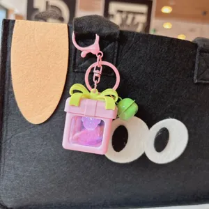 Lindo llavero de oso luminoso y colgante de bolsa con diseño de caja de regalo para mujeres.