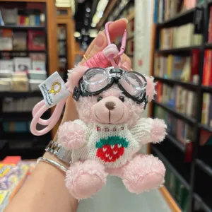 Adorable porte-clés en peluche ours avec des lunettes et un pull fraise, pendentif de sac.