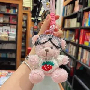 Mignon porte-clés ours en peluche avec lunettes de soleil et pull. Pendentif de sac doux.