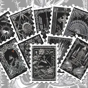 Dettaglio adesivi francobolli stile gotico scuro, simboli tarocchi misteriosi bianco nero.