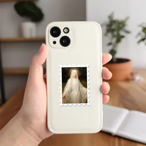 Dettaglio della custodia per telefono in pelle bianca con adesivo in stile pittura antica