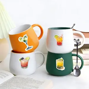 Set di tazze da caffè in ceramica con adesivi colorati di cocktail ad acquerello per decoro.