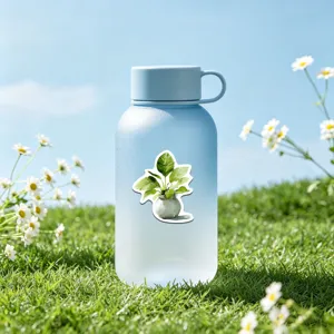 Botella de agua azul esmerilada con pegatina de planta fondo de césped portátil