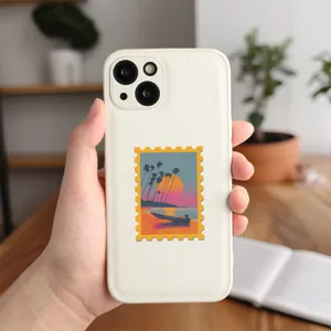 Primo piano del dettaglio della custodia per telefono in pelle bianca con timbro spiaggia.